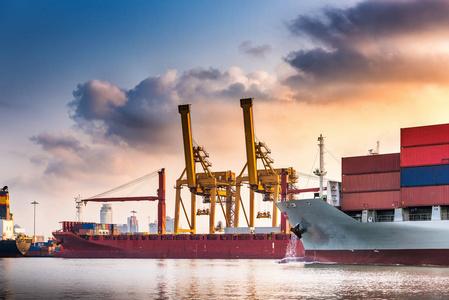 港口煤炭码头船舶工业海港货物物流集装箱进口出口起重机送水运输概念